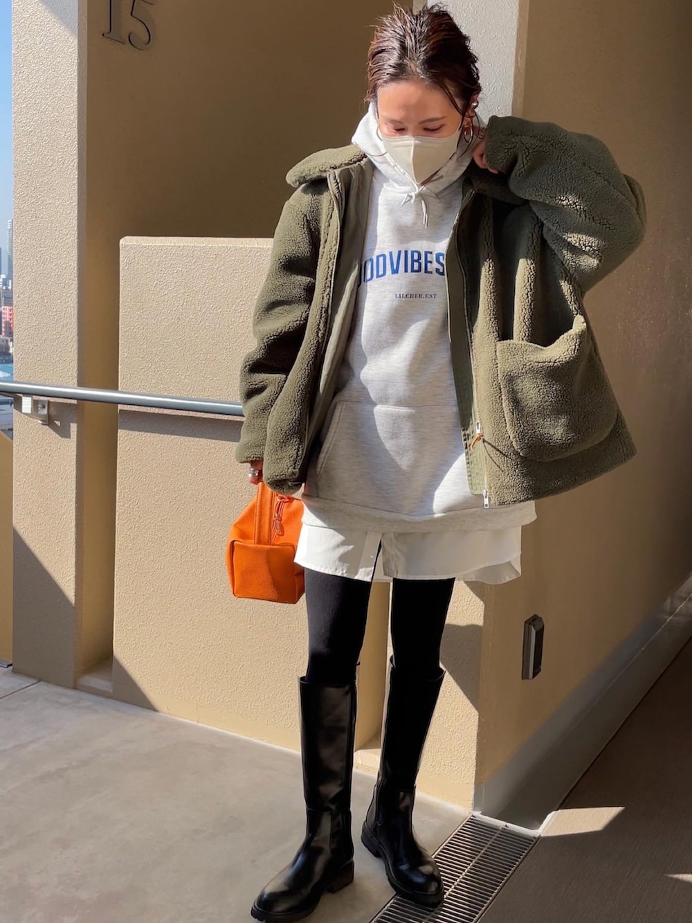 グリーン系のその他アウター、ブラック系のブーツを着用したレディースの秋コーディネートの4枚目の写真