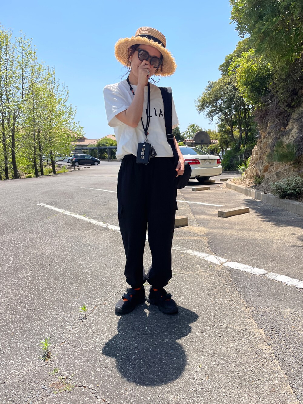 その他のTシャツ/カットソー、ブラック系のカーゴパンツ、ブラック系のスニーカーを着用したレディースの春コーディネートの2枚目の写真