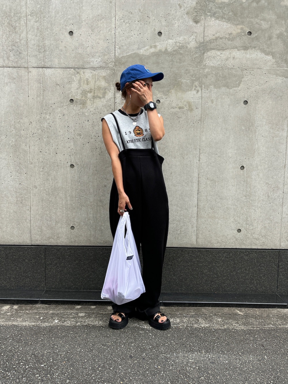 ブラック系のその他パンツ、グレー系のTシャツ/カットソー、ホワイト系のトートバッグを着用したレディースの夏コーディネートの4枚目の写真