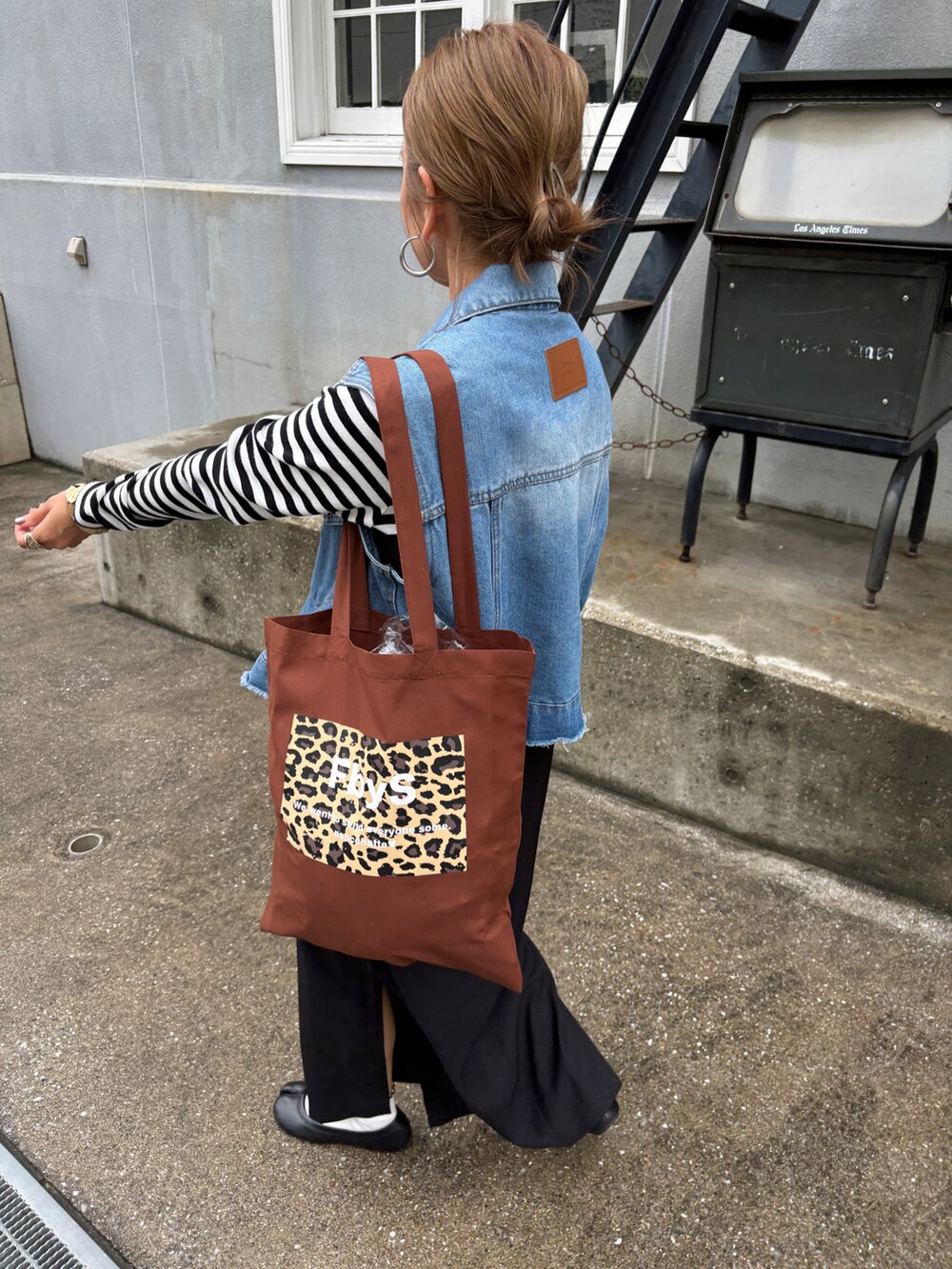 ブルー系のベスト、ブラック系のTシャツ/カットソーを着用したレディースの夏コーディネートの2枚目の写真