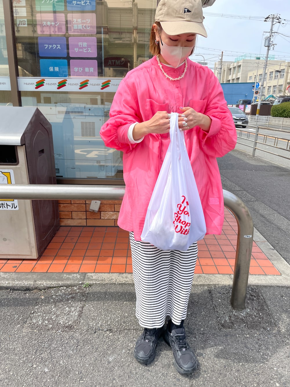 その他のスカート、ホワイト系のトートバッグ、ピンク系のシャツ/ブラウスを着用したレディースの春コーディネートの4枚目の写真