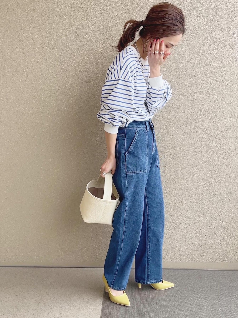 ブルー系のTシャツ/カットソー、ブルー系のデニムパンツ、イエロー系のカーディガン/ボレロを着用したレディースの春コーディネートの4枚目の写真