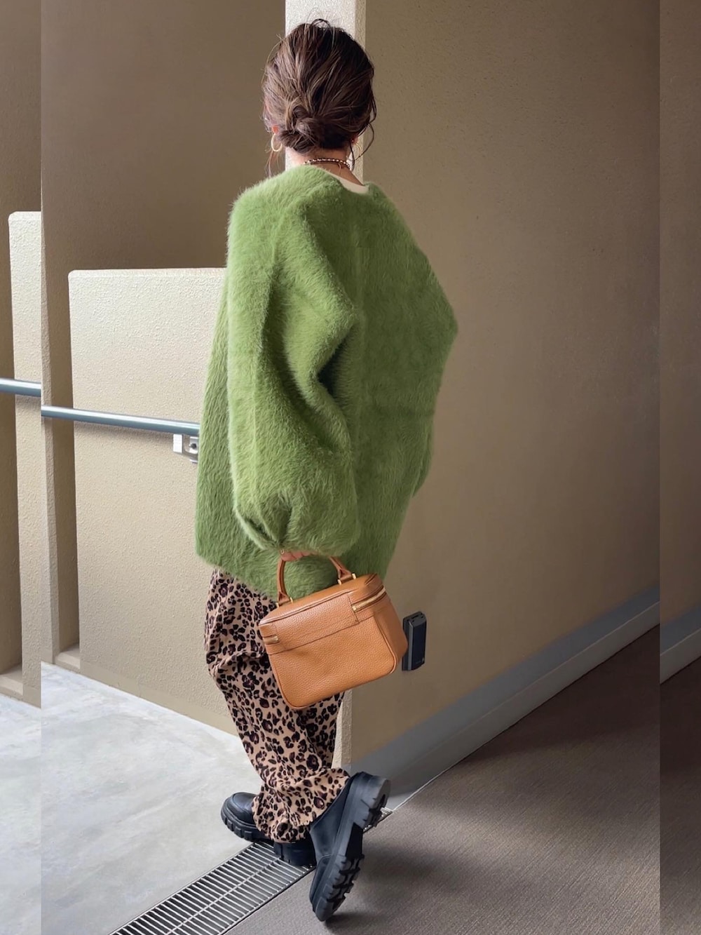 グリーン系のカーディガン/ボレロを着用したレディースの秋コーディネートの3枚目の写真