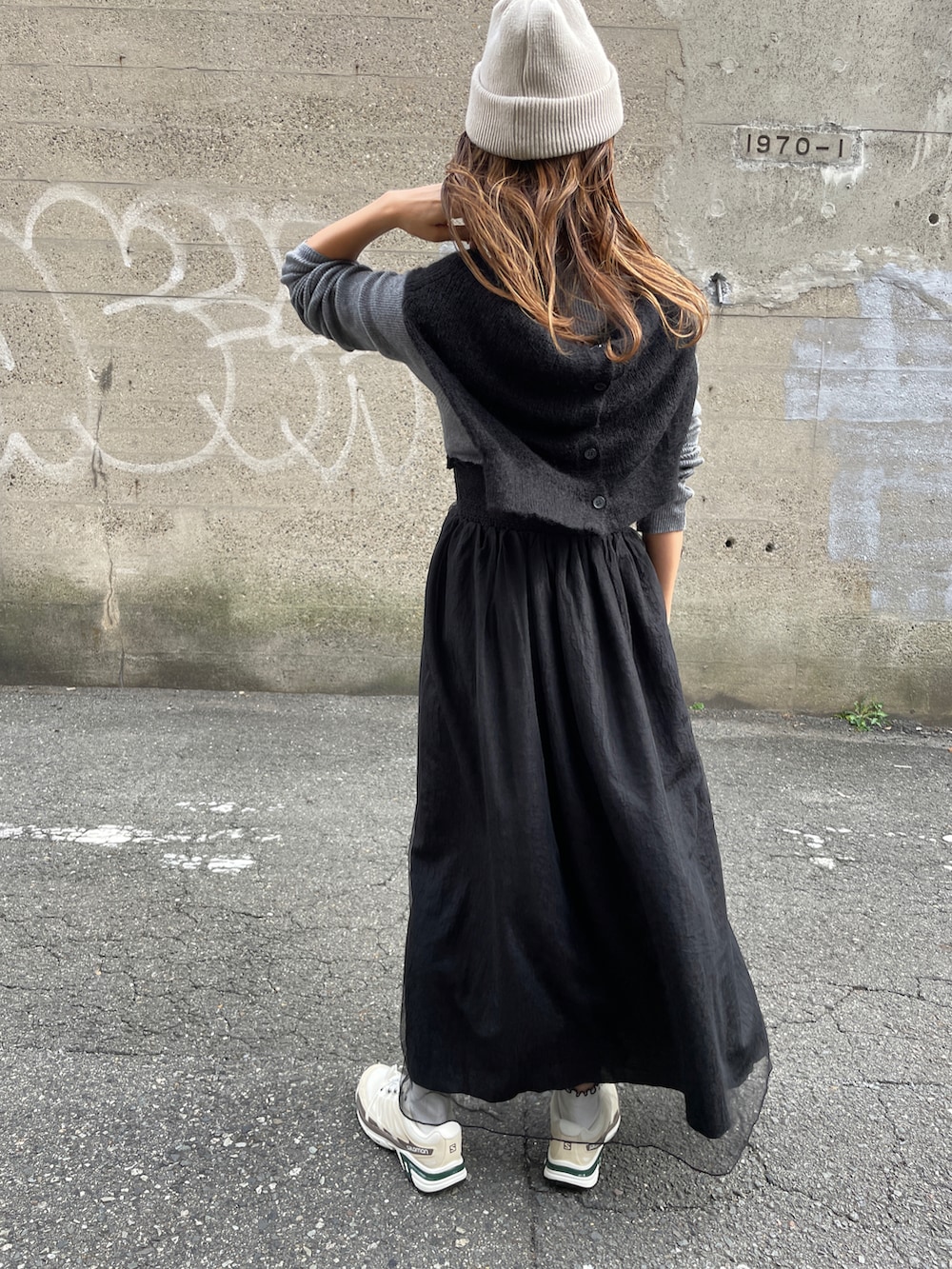 ブラック系のカーディガン/ボレロ、グレー系のニット/セーター、ブラック系のワンピースを着用したレディースの秋コーディネートの3枚目の写真