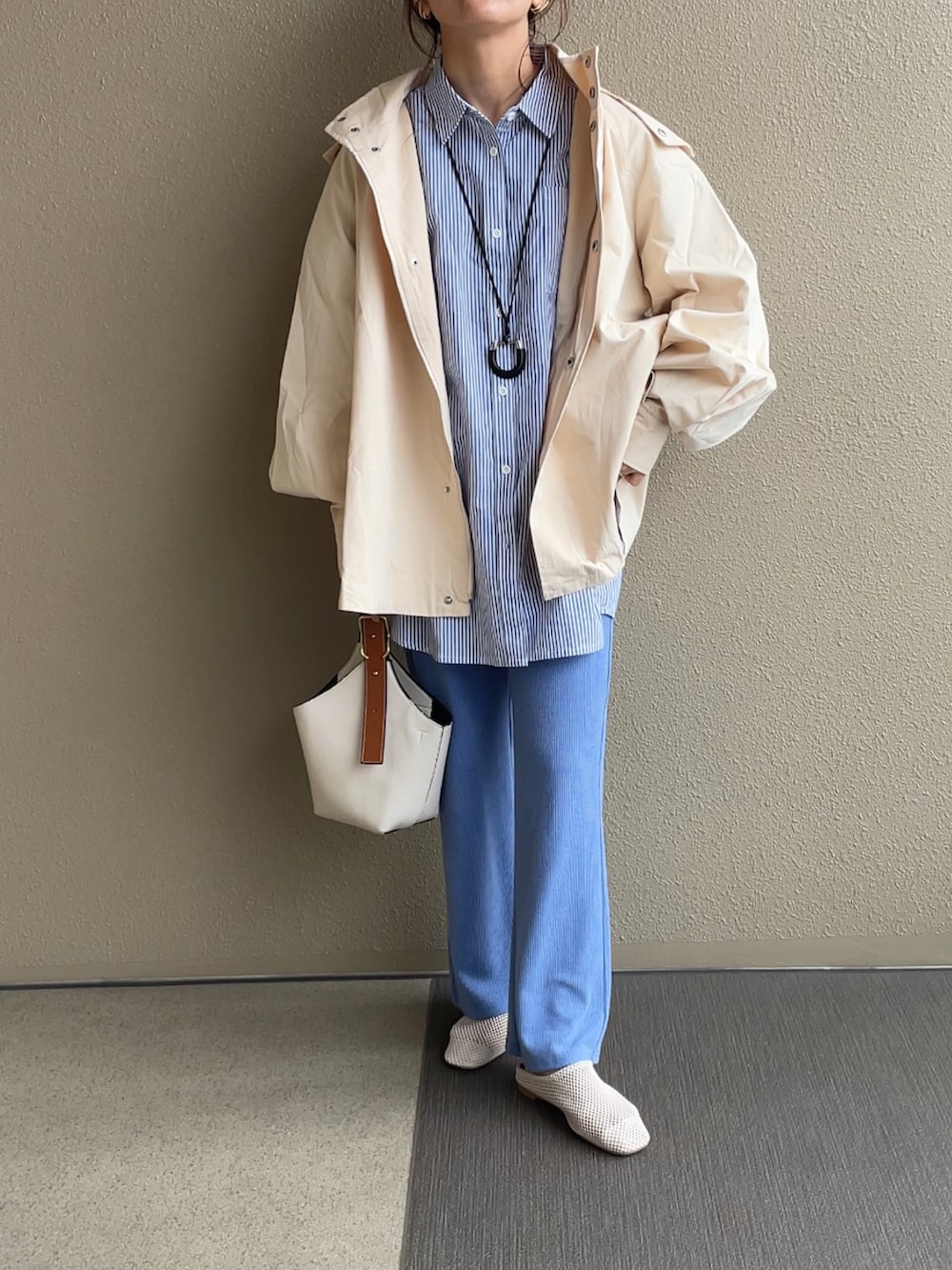 ブルー系のその他パンツ、ホワイト系のブルゾン、ブルー系のシャツ/ブラウスを着用したレディースの冬コーディネートの3枚目の写真