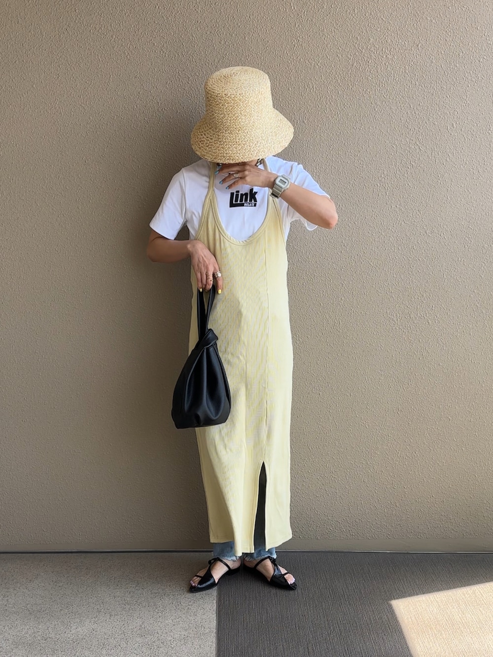 ホワイト系のTシャツ/カットソー、ブルー系のデニムパンツを着用したレディースの夏コーディネートの2枚目の写真