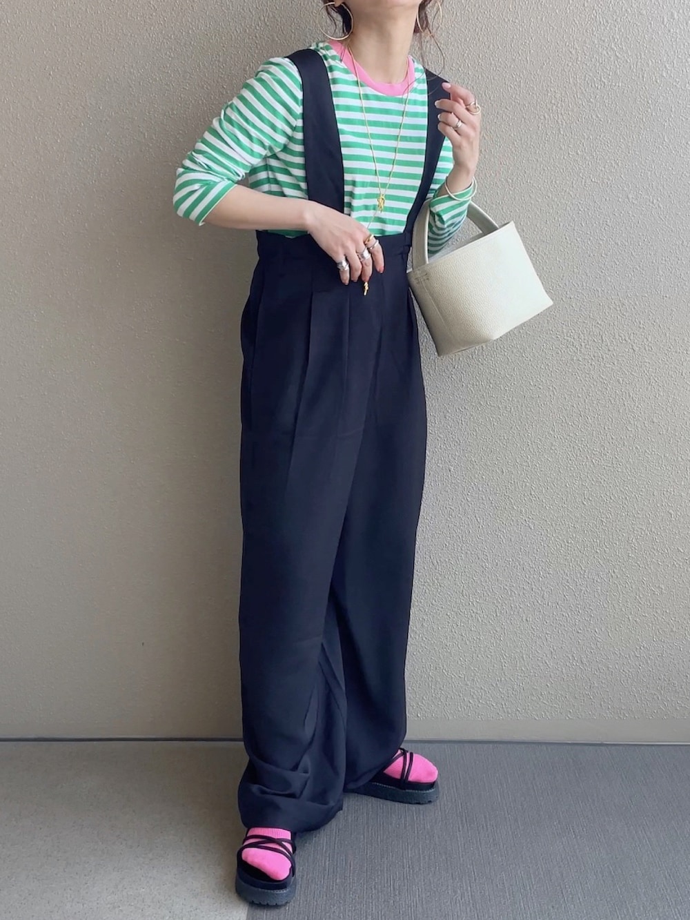 ブラック系のサロペット/オーバーオール、グリーン系のTシャツ/カットソー、グリーン系のTシャツ/カットソーを着用したレディースの春コーディネートの3枚目の写真