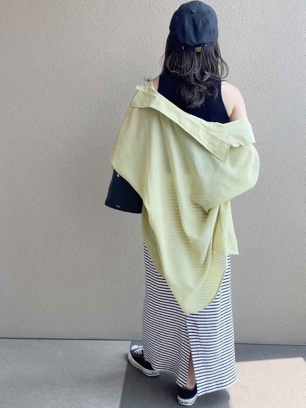 グリーン系のシャツ/ブラウス、ブラック系のタンクトップ、その他のスカートを着用したレディースの春コーディネートの4枚目の写真