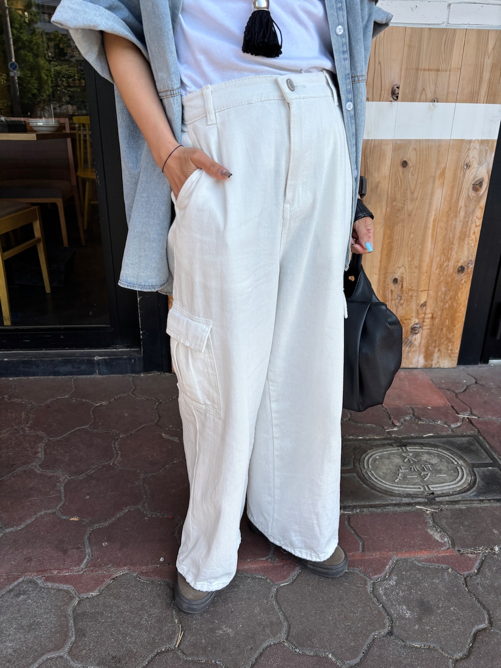 ブルー系のシャツ/ブラウス、ホワイト系のTシャツ/カットソー、ホワイト系のデニムパンツを着用したレディースの春コーディネートの3枚目の写真