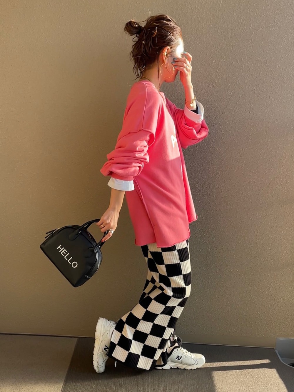 ピンク系のスウェット、ホワイト系のスカートを着用したレディースの冬コーディネートの2枚目の写真