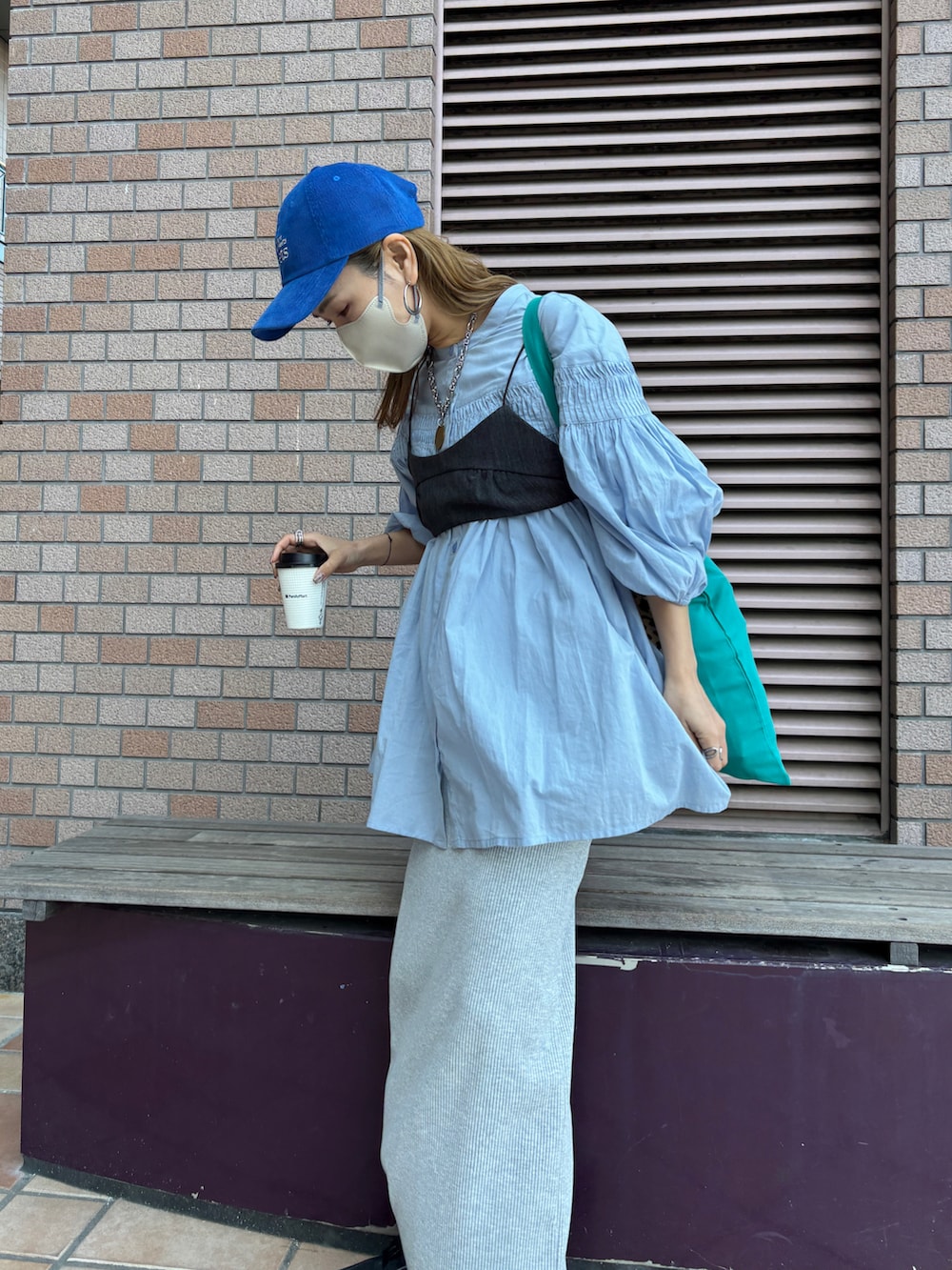 ブルー系のシャツ/ブラウス、グレー系のその他トップス、グレー系のスカートを着用したレディースの春コーディネートの4枚目の写真