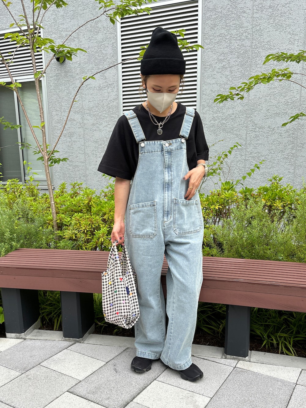 ブラック系のサンダル、ブルー系のサロペット/オーバーオール、ブラック系のニットキャップ/ビーニーを着用したレディースの夏コーディネートの2枚目の写真