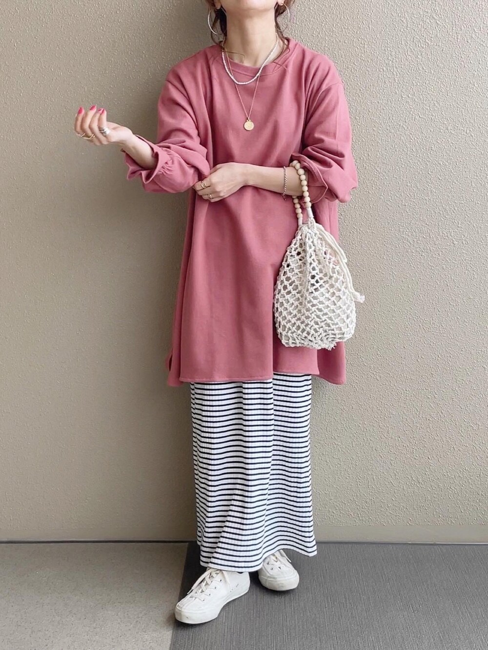 ピンク系のTシャツ/カットソー、ブラック系のスカート、グレー系のスウェットを着用したレディースの春コーディネートの5枚目の写真