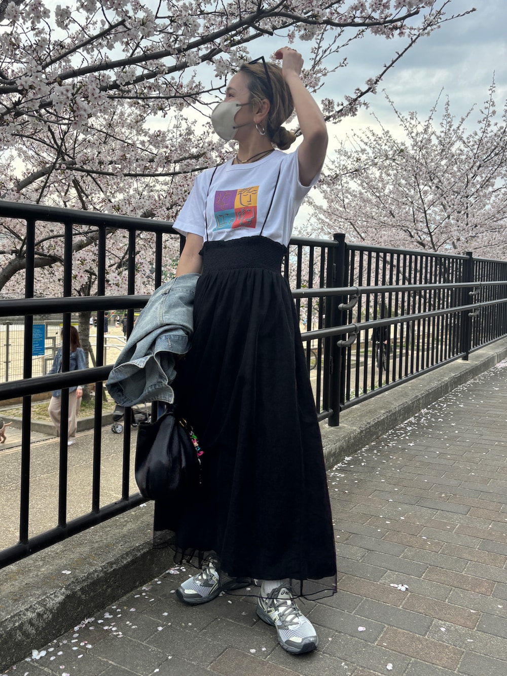 ホワイト系のTシャツ/カットソー、ブラック系のワンピース、ブルー系のデニムジャケットを着用したレディースの春コーディネートの3枚目の写真