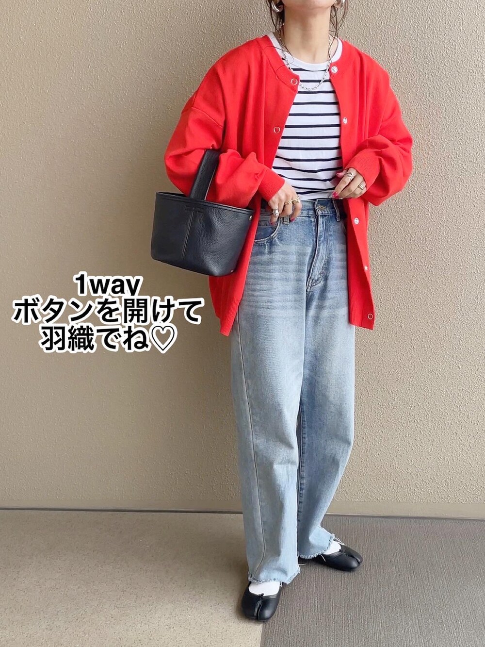 オレンジ系のカーディガン/ボレロ、ホワイト系のワンピース/ドレス、ホワイト系のシャツ/ブラウスを着用したレディースの春コーディネートの2枚目の写真