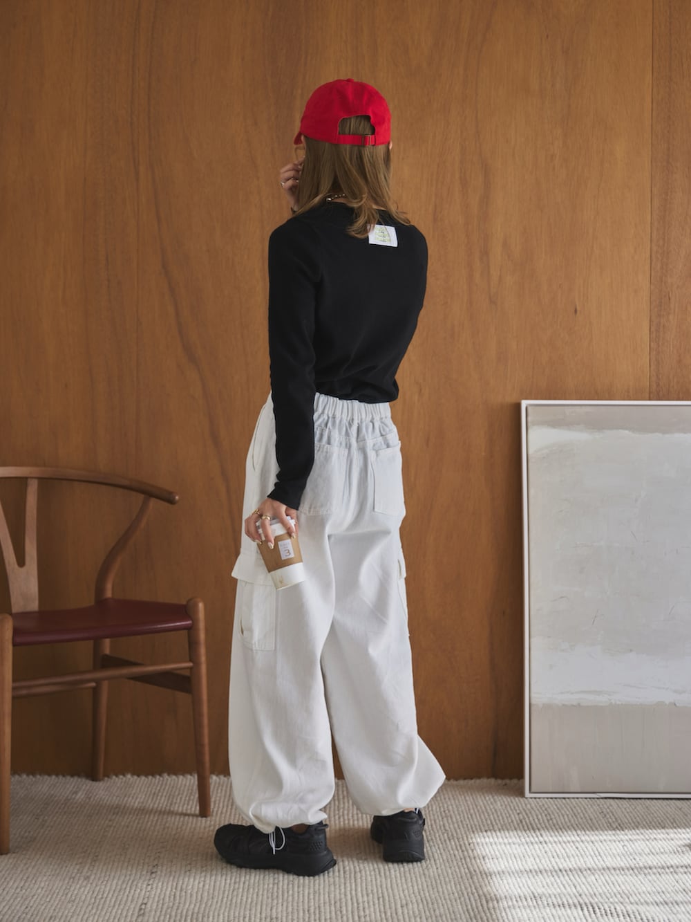 グリーン系のキャミソール、ブラック系のTシャツ/カットソー、ホワイト系のデニムパンツを着用したレディースの春コーディネートの3枚目の写真