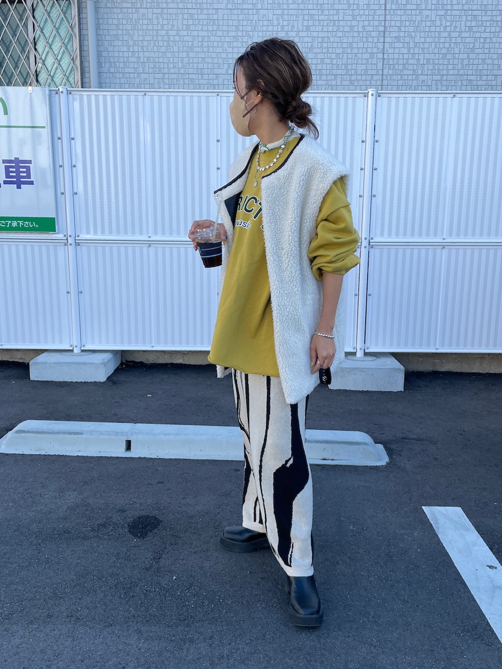 イエロー系のスウェット、ブルー系のデニムパンツを着用したレディースの秋コーディネートの2枚目の写真