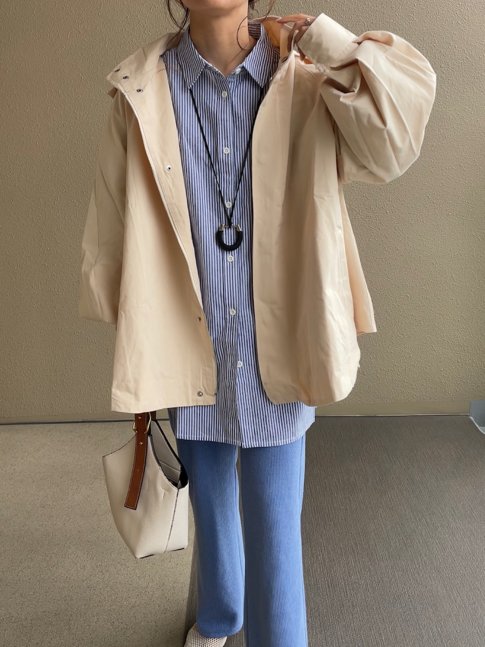 ブルー系のその他パンツ、ホワイト系のブルゾン、ブルー系のシャツ/ブラウスを着用したレディースの冬コーディネートの4枚目の写真