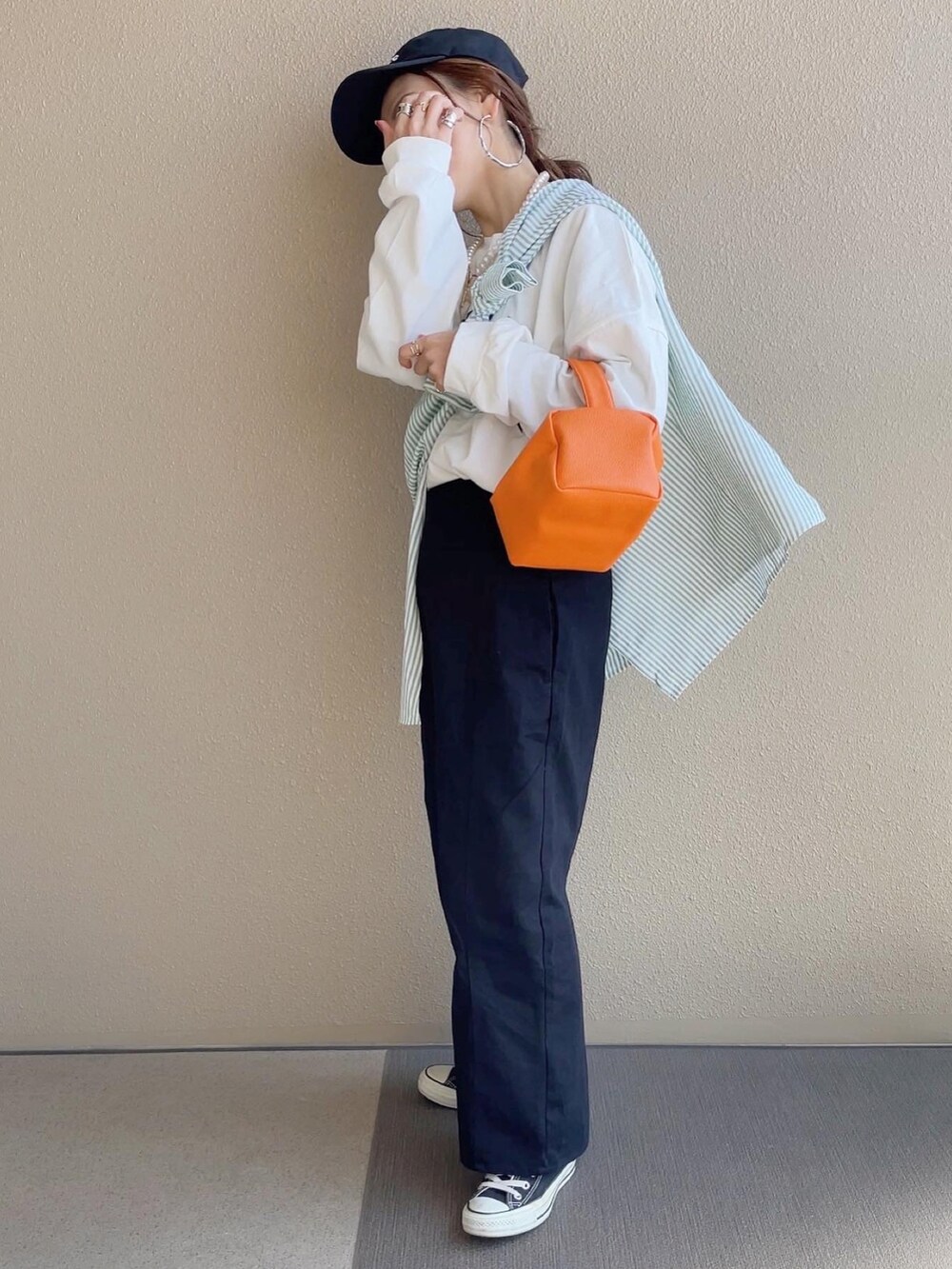 ホワイト系のTシャツ/カットソー、グリーン系のシャツ/ブラウス、ブラック系のスカートを着用したレディースの春コーディネートの4枚目の写真