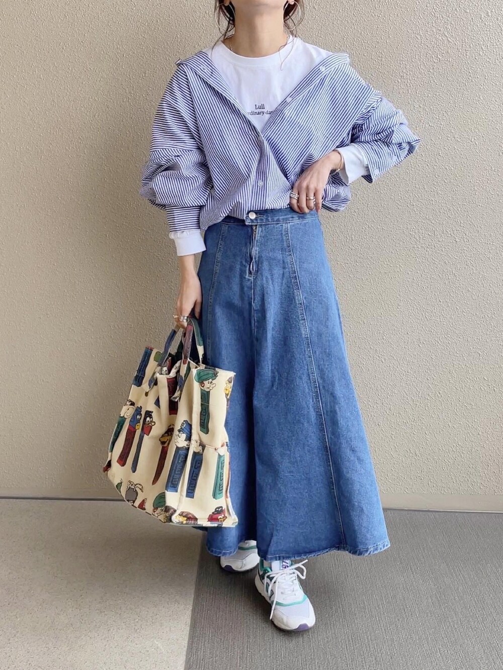 ブルー系のシャツ/ブラウス、ホワイト系のスカート、ブルー系のデニムスカートを着用したレディースの春コーディネートの4枚目の写真