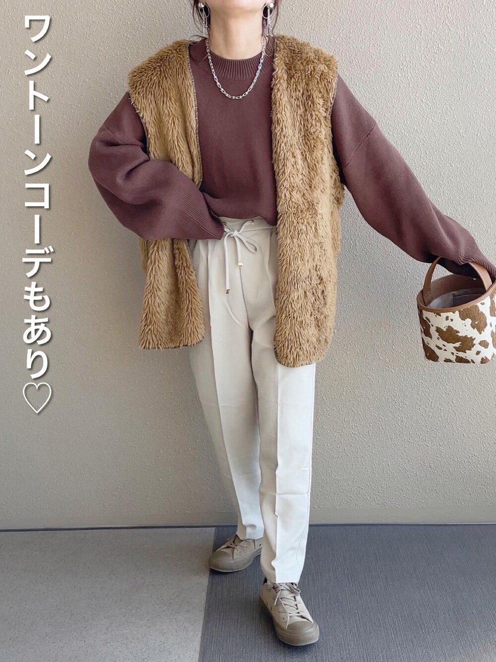 ベージュ系のスラックス、イエロー系のカーディガン/ボレロ、ピンク系のTシャツ/カットソーを着用したレディースの春コーディネートの4枚目の写真