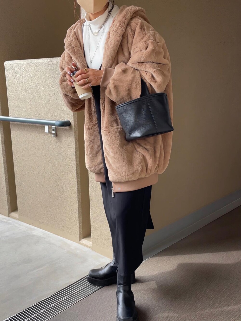 ベージュ系のブルゾンを着用したレディースの秋コーディネートの3枚目の写真