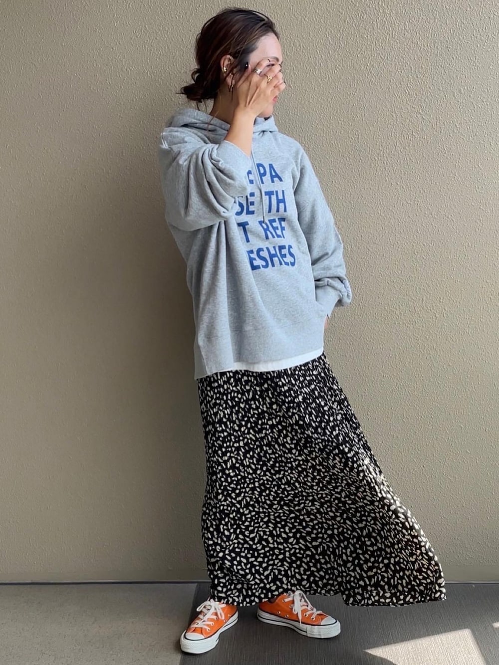 ブラック系のパーカーを着用したレディースの秋コーディネートの2枚目の写真