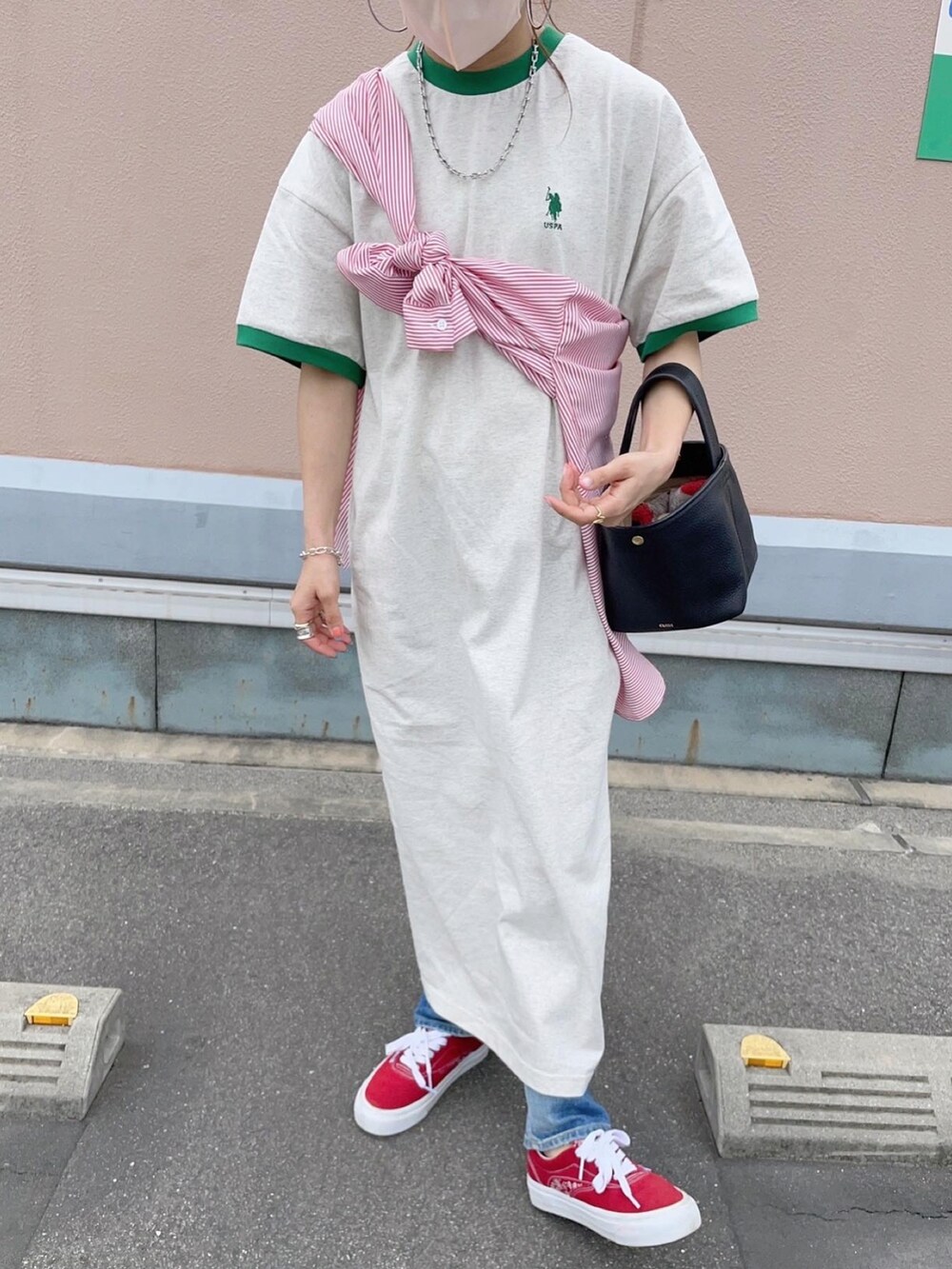 ベージュ系のワンピース、レッド系のスニーカー、その他のその他を着用したレディースの春コーディネートの5枚目の写真