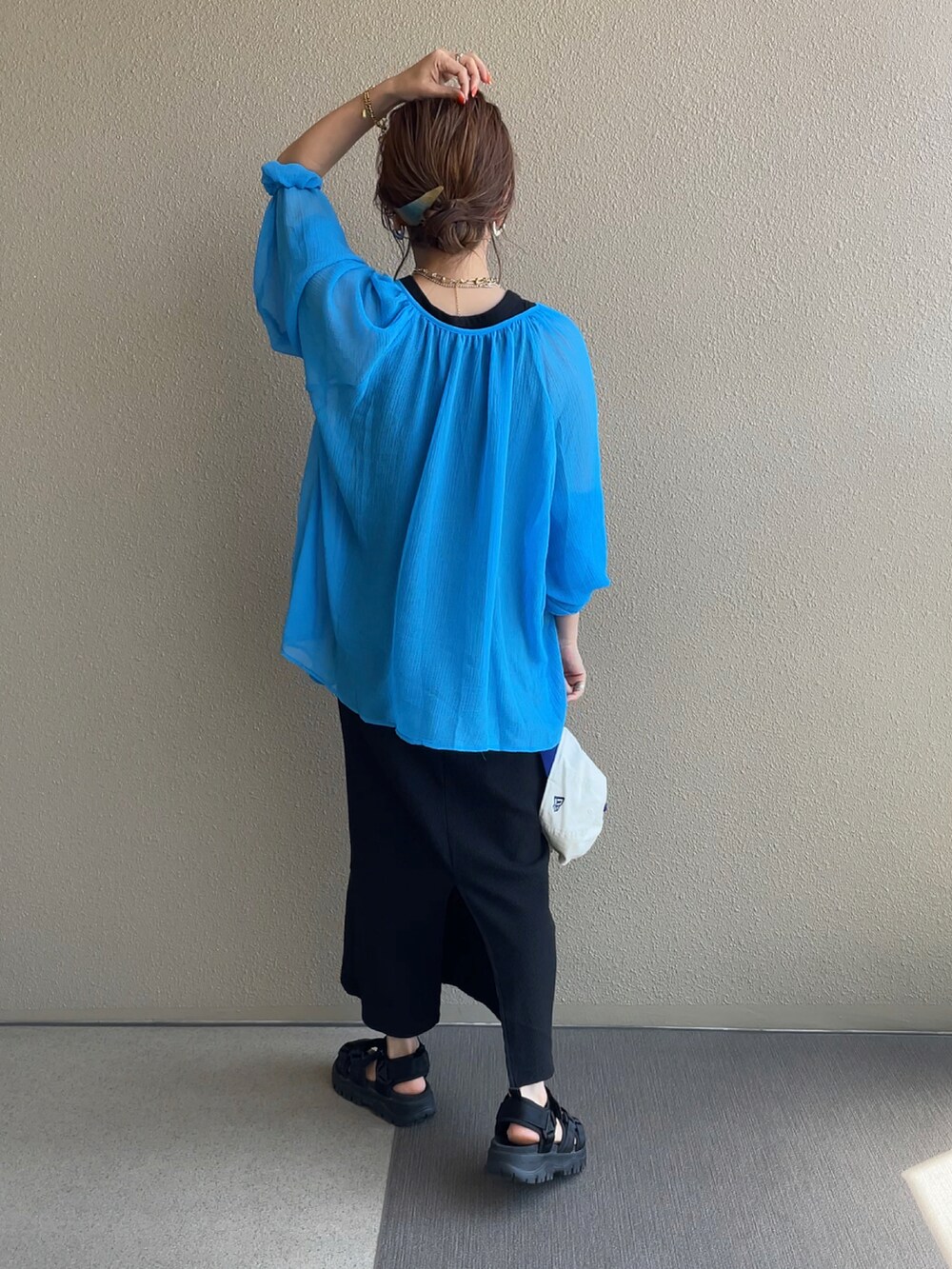 ブルー系のシャツ/ブラウス、ブラック系のワンピースを着用したレディースの夏コーディネートの4枚目の写真