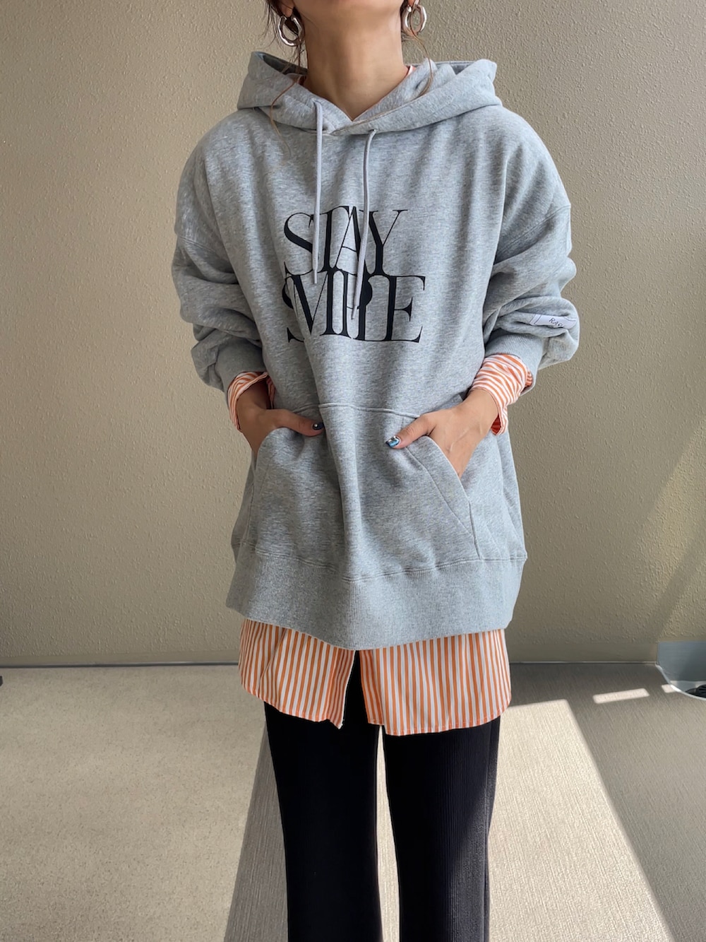 ホワイト系のパーカーを着用したレディースの秋コーディネートの3枚目の写真