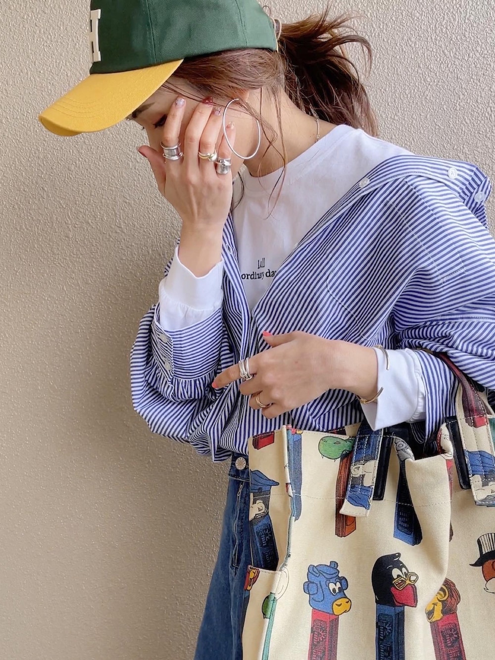 ブルー系のシャツ/ブラウス、ホワイト系のスカート、ブルー系のデニムスカートを着用したレディースの春コーディネートの5枚目の写真