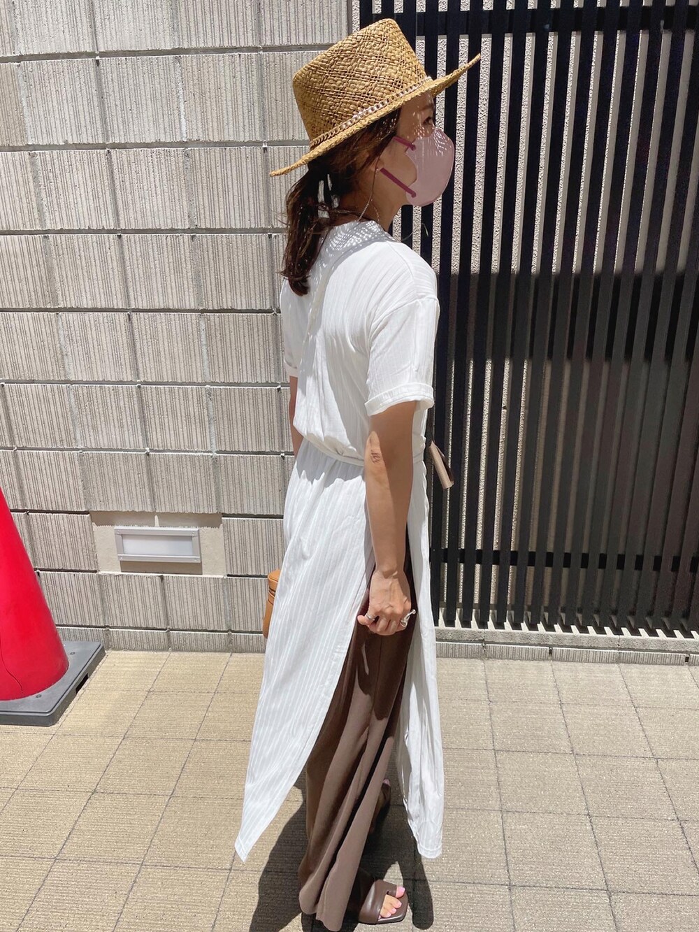 ブラウン系のその他パンツ、ブラウン系のサンダル、ホワイト系のワンピース/ドレスを着用したレディースの夏コーディネートの4枚目の写真