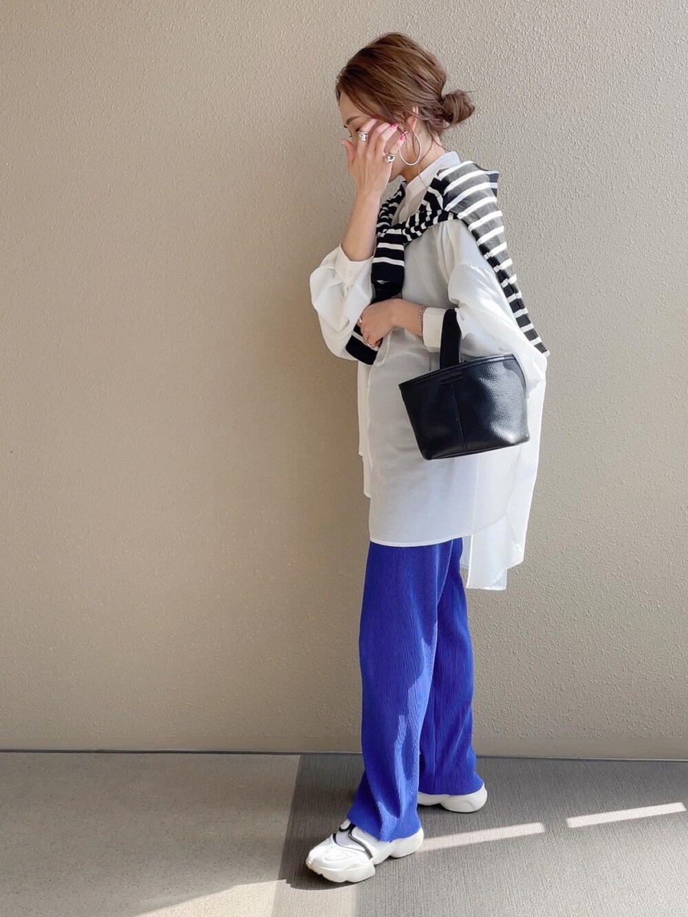 ブラック系のカーディガン/ボレロ、ブルー系のその他パンツ、その他のその他を着用したレディースの春コーディネートの4枚目の写真