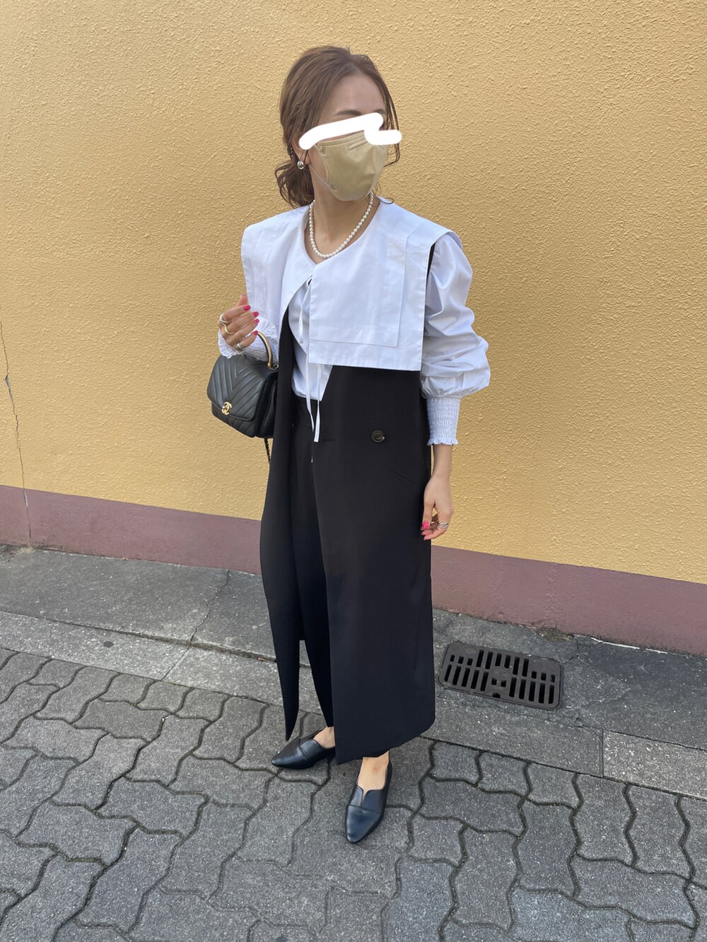 ホワイト系のシャツ/ブラウス、ブラック系のノーカラージャケット、ブラック系のその他パンツを着用したレディースの春コーディネートの2枚目の写真