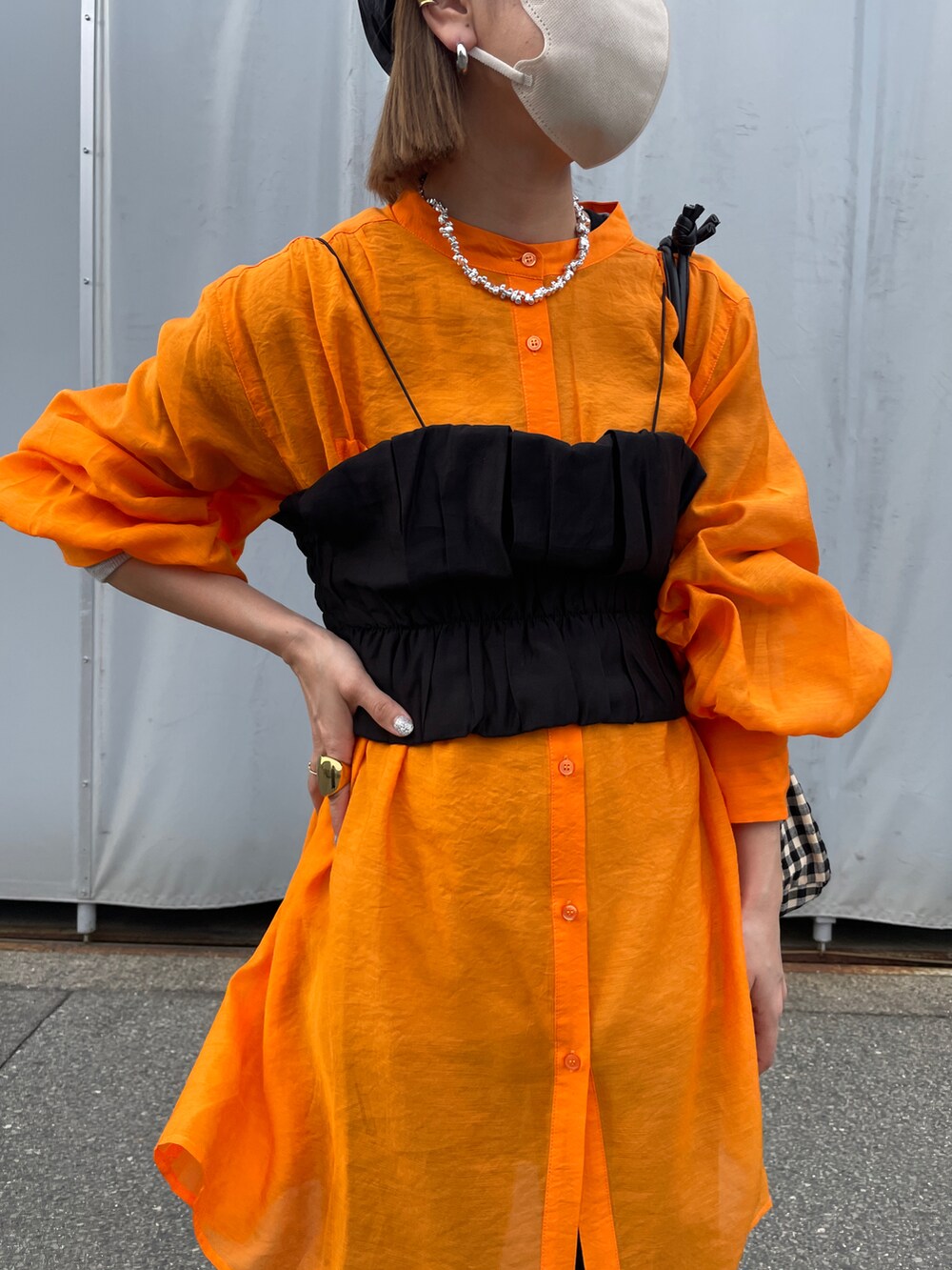 ホワイト系のTシャツ/カットソー、ブラック系のスニーカー、その他のハンドバッグを着用したレディースの春コーディネートの3枚目の写真