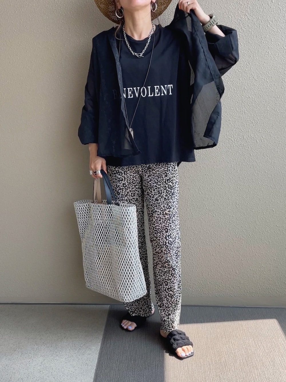 ブルー系のデニムパンツ、ブラック系のタンクトップを着用したレディースの夏コーディネートの5枚目の写真