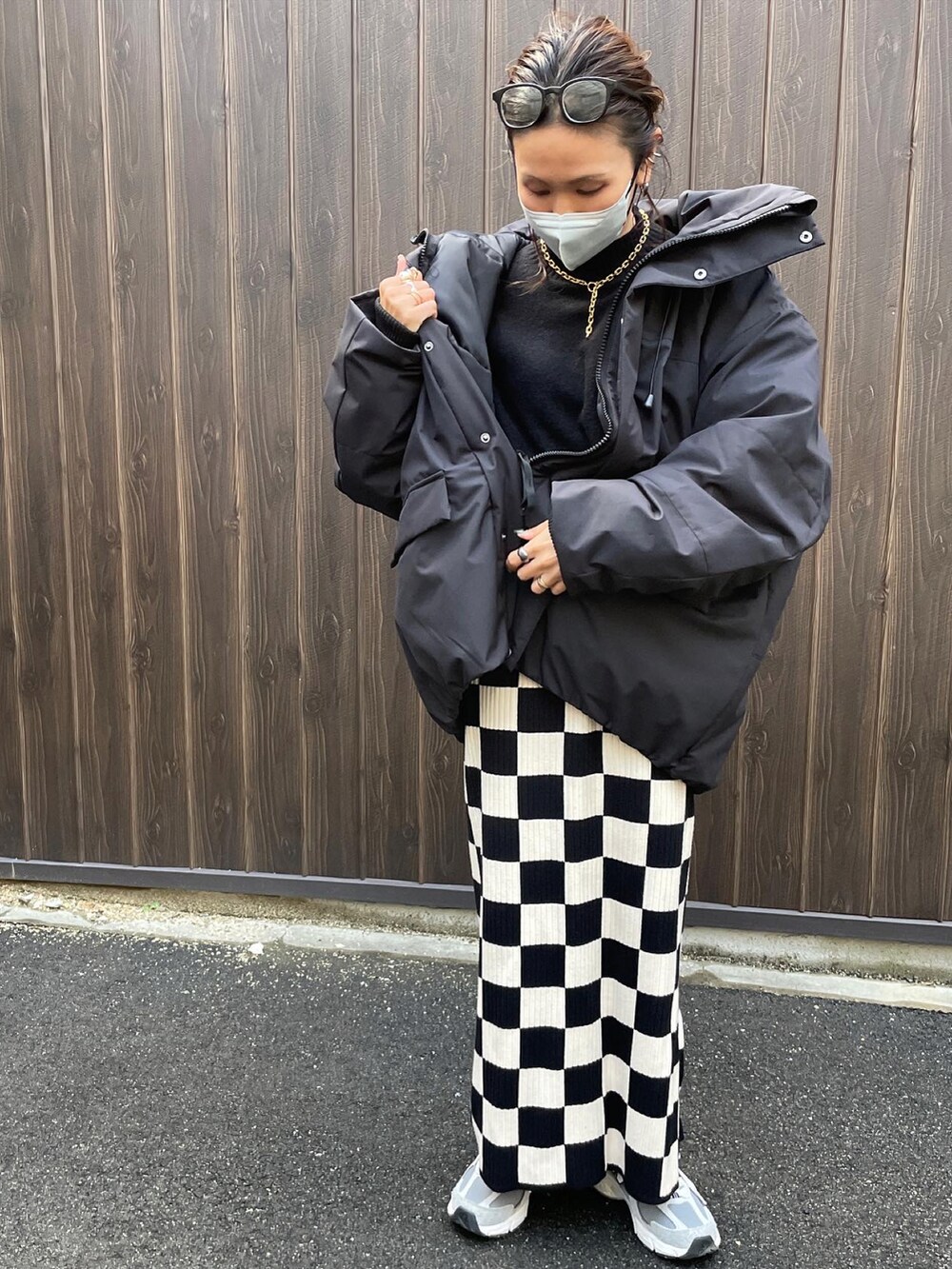 ブラック系のダウンジャケット/コート、ホワイト系のスカートを着用したレディースの冬コーディネートの5枚目の写真