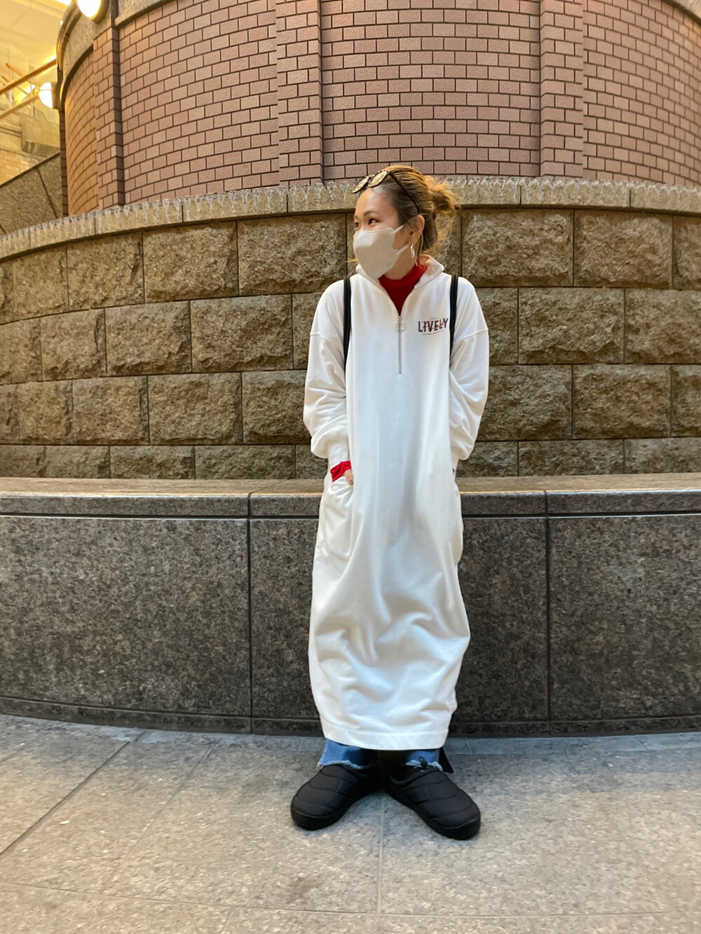 ホワイト系のワンピース/ドレス、レッド系のTシャツ/カットソー、ブルー系のデニムパンツを着用したレディースの冬コーディネートの5枚目の写真