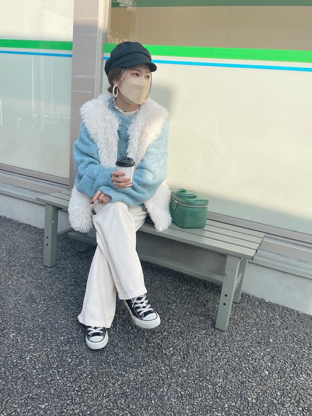 ブルー系のカーディガン/ボレロ、ホワイト系のベスト、ホワイト系のその他パンツを着用したレディースの冬コーディネートの2枚目の写真
