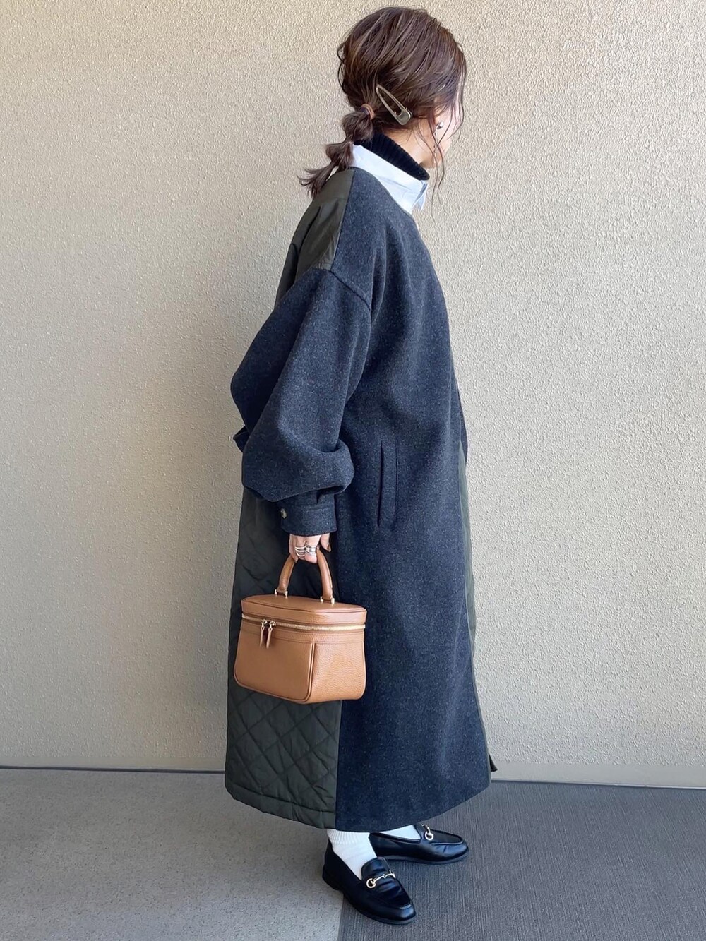 ホワイト系のシャツ/ブラウス、ブラック系のスラックス、グレー系のノーカラーコートを着用したレディースの冬コーディネートの4枚目の写真