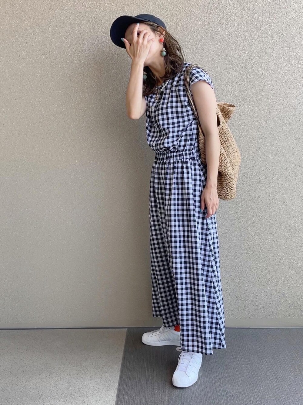 その他のワンピース、ホワイト系のスニーカー、その他のその他を着用したレディースの夏コーディネートの4枚目の写真