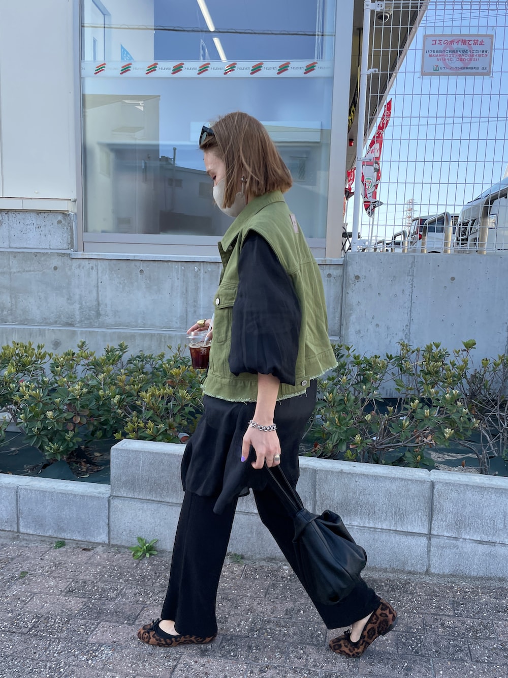 グリーン系のベスト、ブラック系のその他パンツ、ブラック系のシャツ/ブラウスを着用したレディースの春コーディネートの5枚目の写真