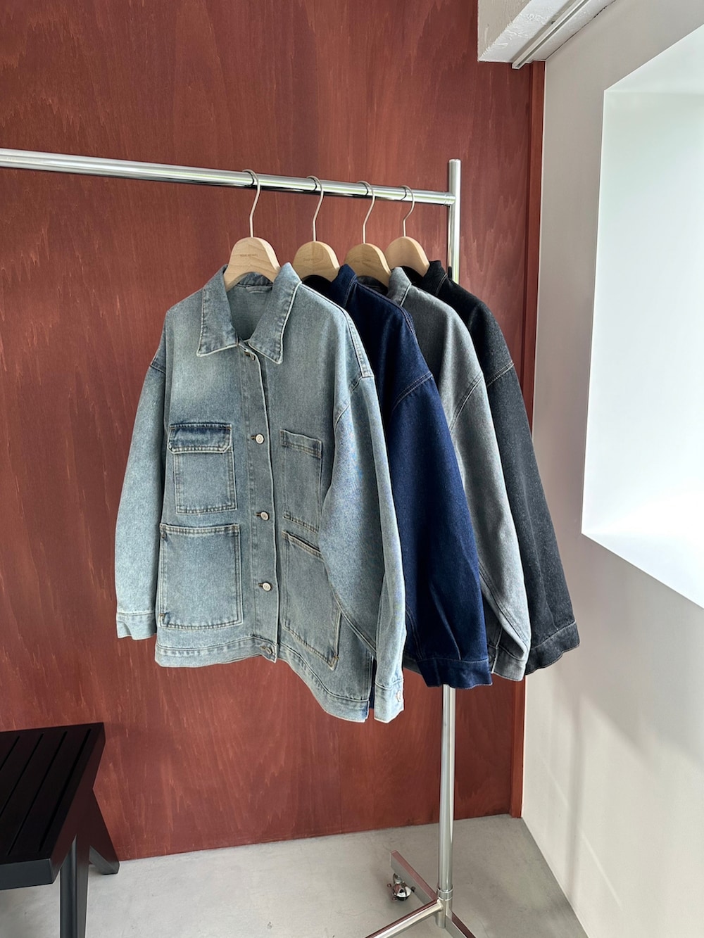 ブラック系のスカート、ホワイト系のパーカー、ホワイト系のパーカーを着用したレディースの秋コーディネートの5枚目の写真