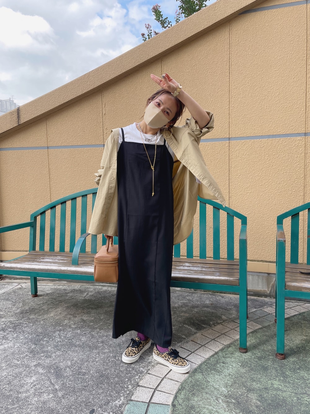 ホワイト系のTシャツ/カットソー、ベージュ系のシャツ/ブラウス、ブラック系のワンピースを着用したレディースの秋コーディネートの3枚目の写真