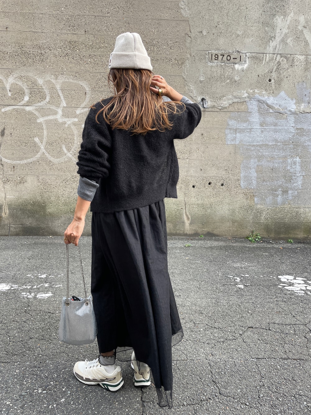 ブラック系のカーディガン/ボレロ、グレー系のニット/セーター、ブラック系のワンピースを着用したレディースの秋コーディネートの5枚目の写真