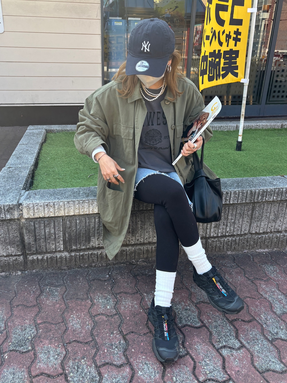 グリーン系のミリタリージャケット、ブルー系のデニムスカート、グレー系のスウェットを着用したレディースの冬コーディネートの3枚目の写真