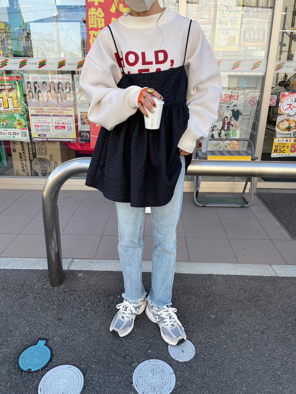 ホワイト系のニット/セーター、ブルー系のデニムパンツを着用したレディースの冬コーディネートの2枚目の写真