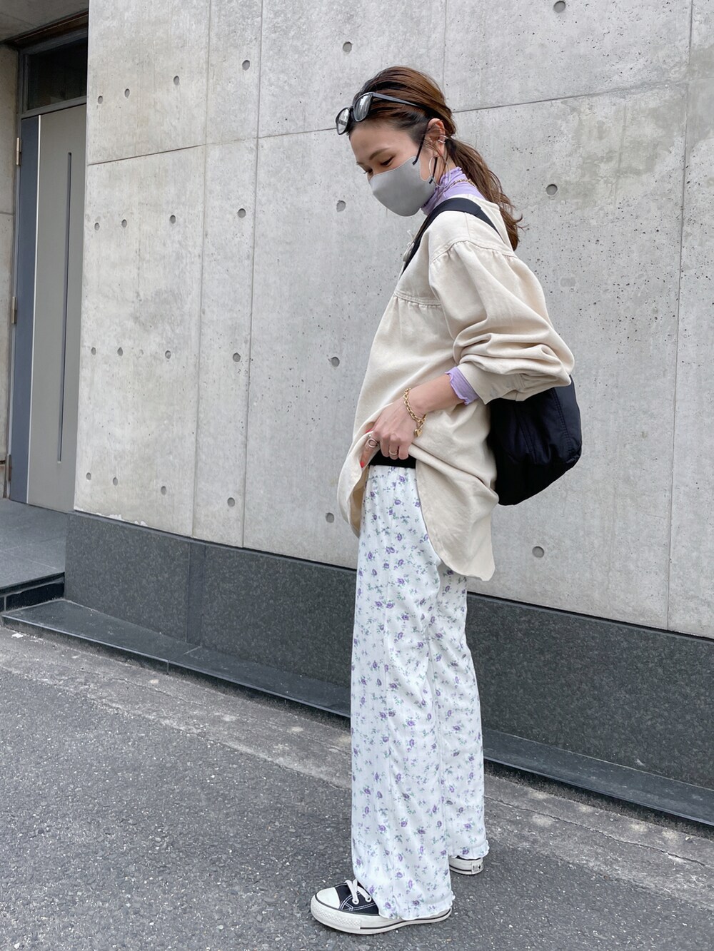 ホワイト系のシャツ/ブラウス、パープル系のTシャツ/カットソー、パープル系のその他パンツを着用したレディースの春コーディネートの2枚目の写真