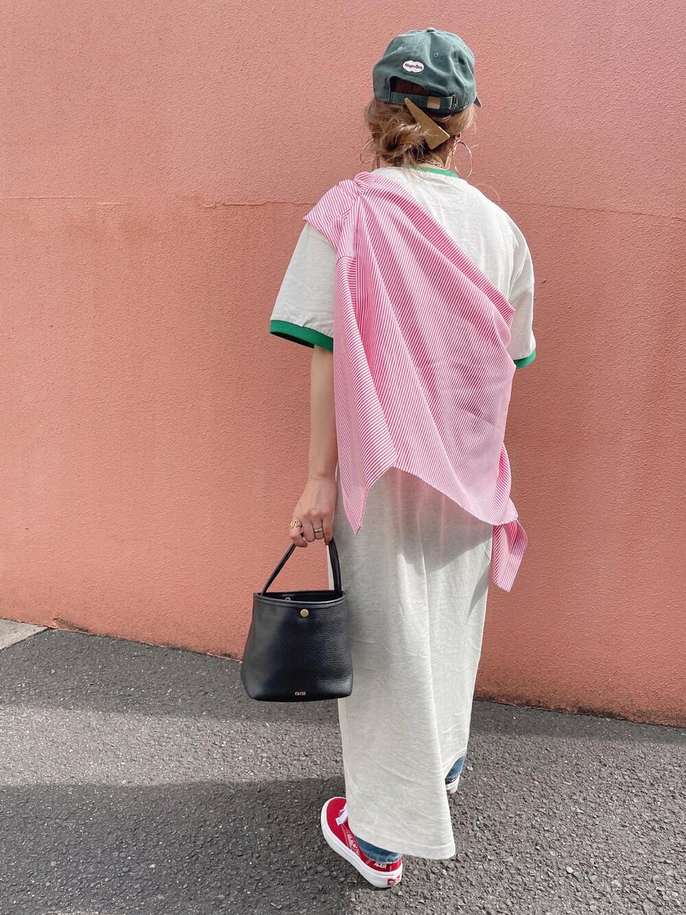 ベージュ系のワンピース、レッド系のスニーカー、その他のその他を着用したレディースの春コーディネートの4枚目の写真