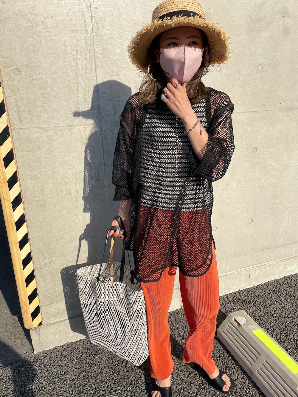 ブラック系のTシャツ/カットソー、オレンジ系のその他パンツ、その他のその他を着用したレディースの春コーディネートの4枚目の写真